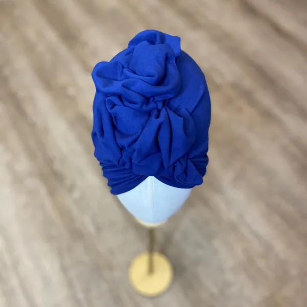 Stylowy granatowy turban damski do włosów.