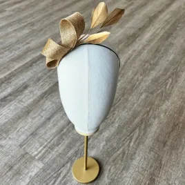 Delikatny fascynator na opasce w złotym kolorze.