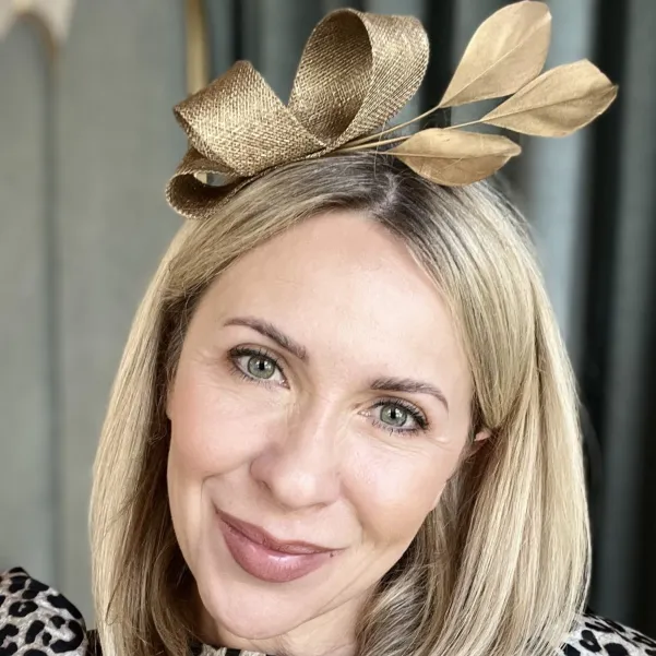 Delikatny fascynator na opasce w złotym kolorze. Delikatny fascynator na opasce w złotym kolorze.