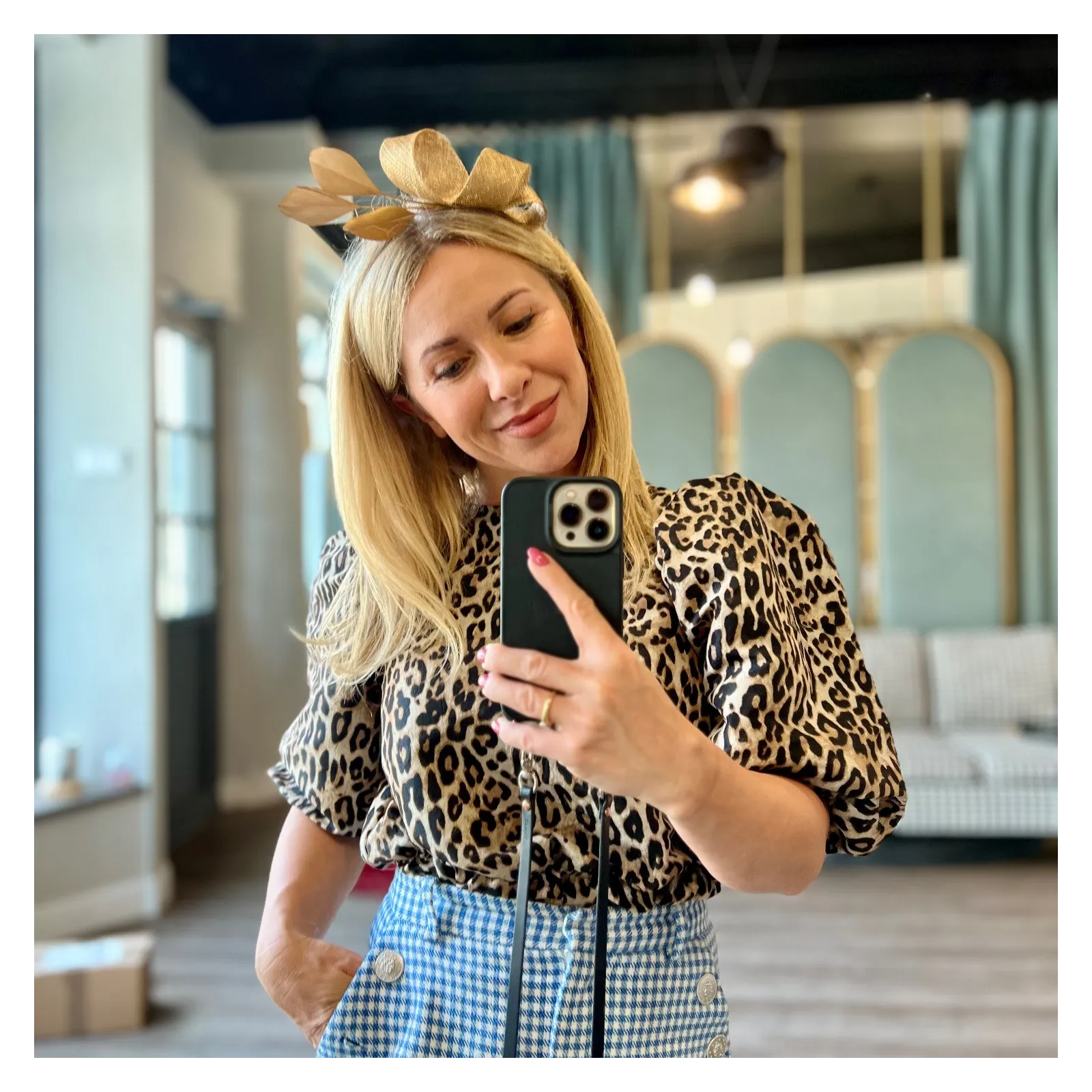 Delikatny fascynator na opasce w złotym kolorze.