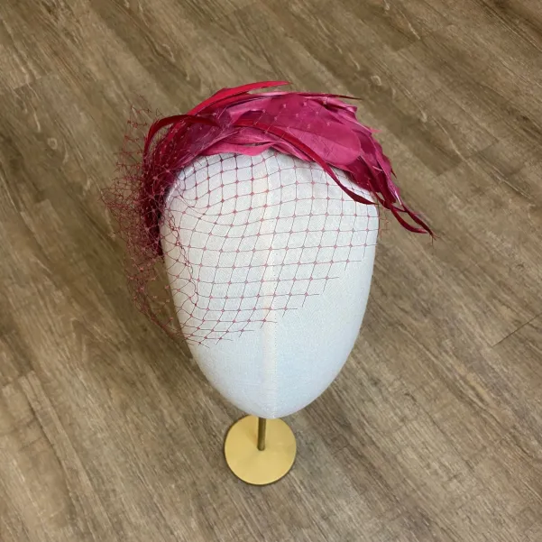 Wiśniowy fascynator z piór z woalką.