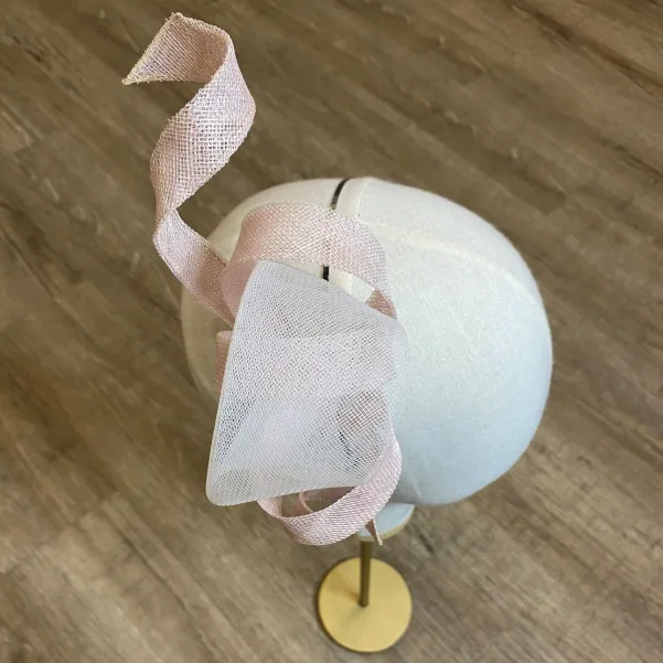 Ozdoba na głowe w odcieniu pudrowego różu