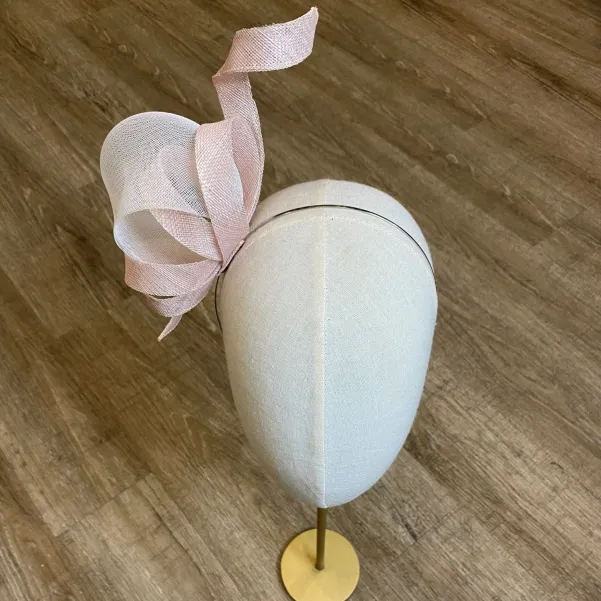 Ozdoba na głowe w odcieniu pudrowego różu