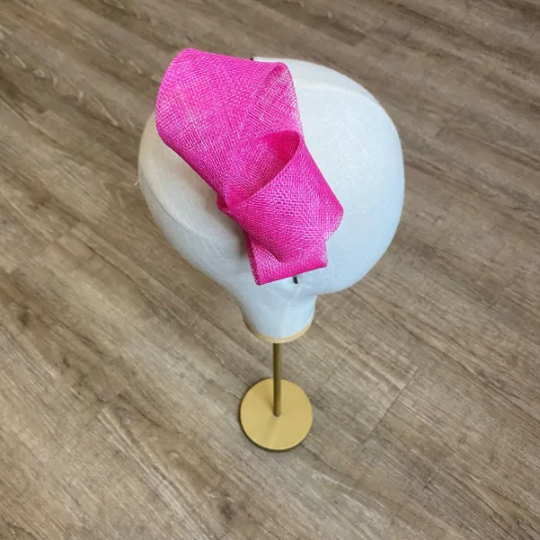 Różowy duży fascynator na głowę.