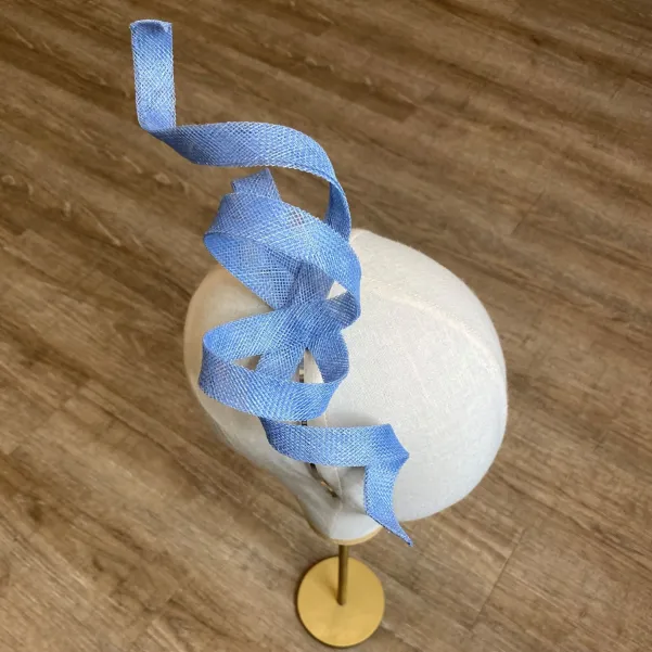 Ozdoba do włosów w chłodnym niebieskim odcieniu.