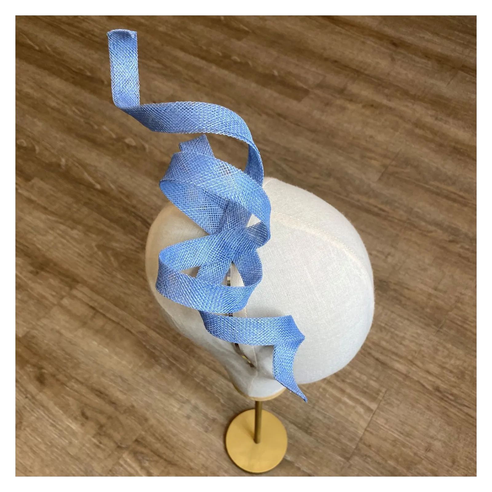 Ozdoba do włosów w chłodnym niebieskim odcieniu.