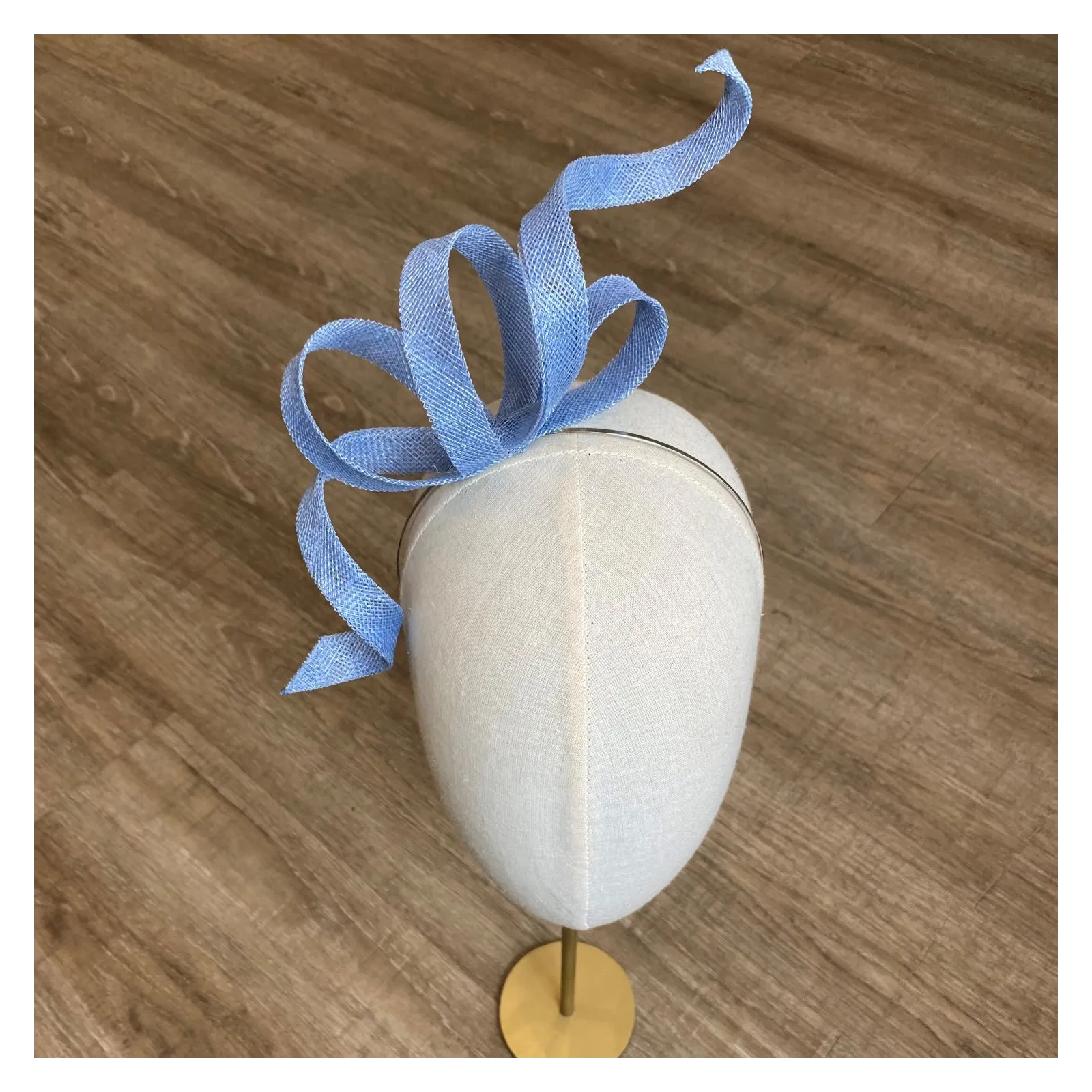 Ozdoba do włosów w chłodnym niebieskim odcieniu.