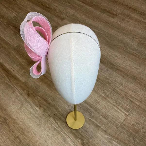 Pastelowy różowy fascynator na głowę