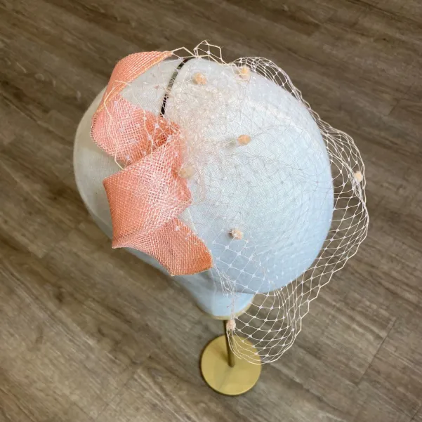 Różowy dodatek do włosów na wesele i przyjęcia.