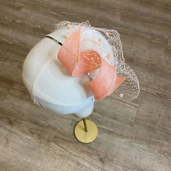 Różowy dodatek do włosów na wesele i przyjęcia.