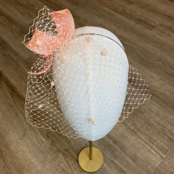 Różowy dodatek do włosów na wesele i przyjęcia.