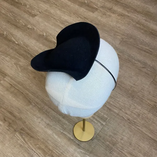 Czarny fascynator o oryginalnym kształcie liścia