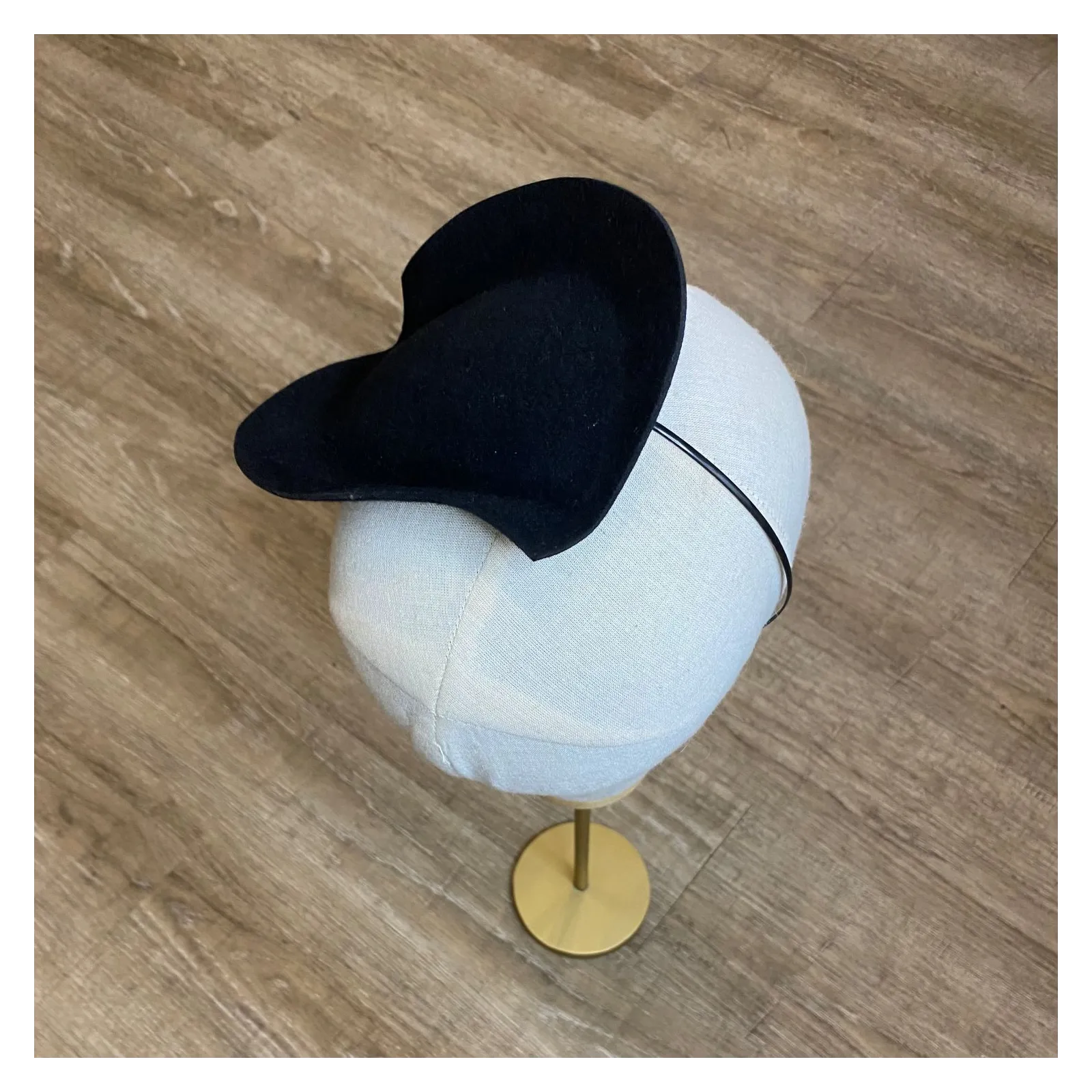 Czarny fascynator o oryginalnym kształcie liścia