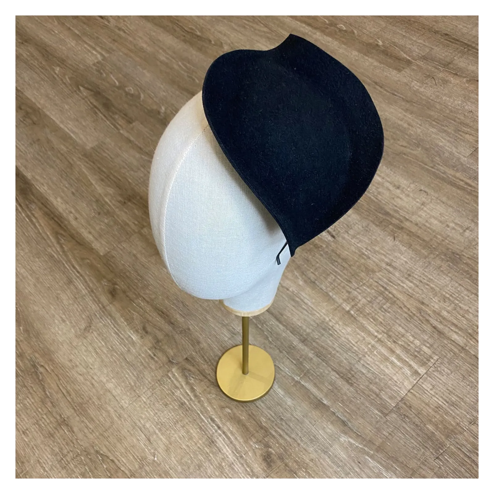 Czarny fascynator o oryginalnym kształcie liścia