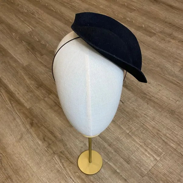 Czarny fascynator o oryginalnym kształcie liścia