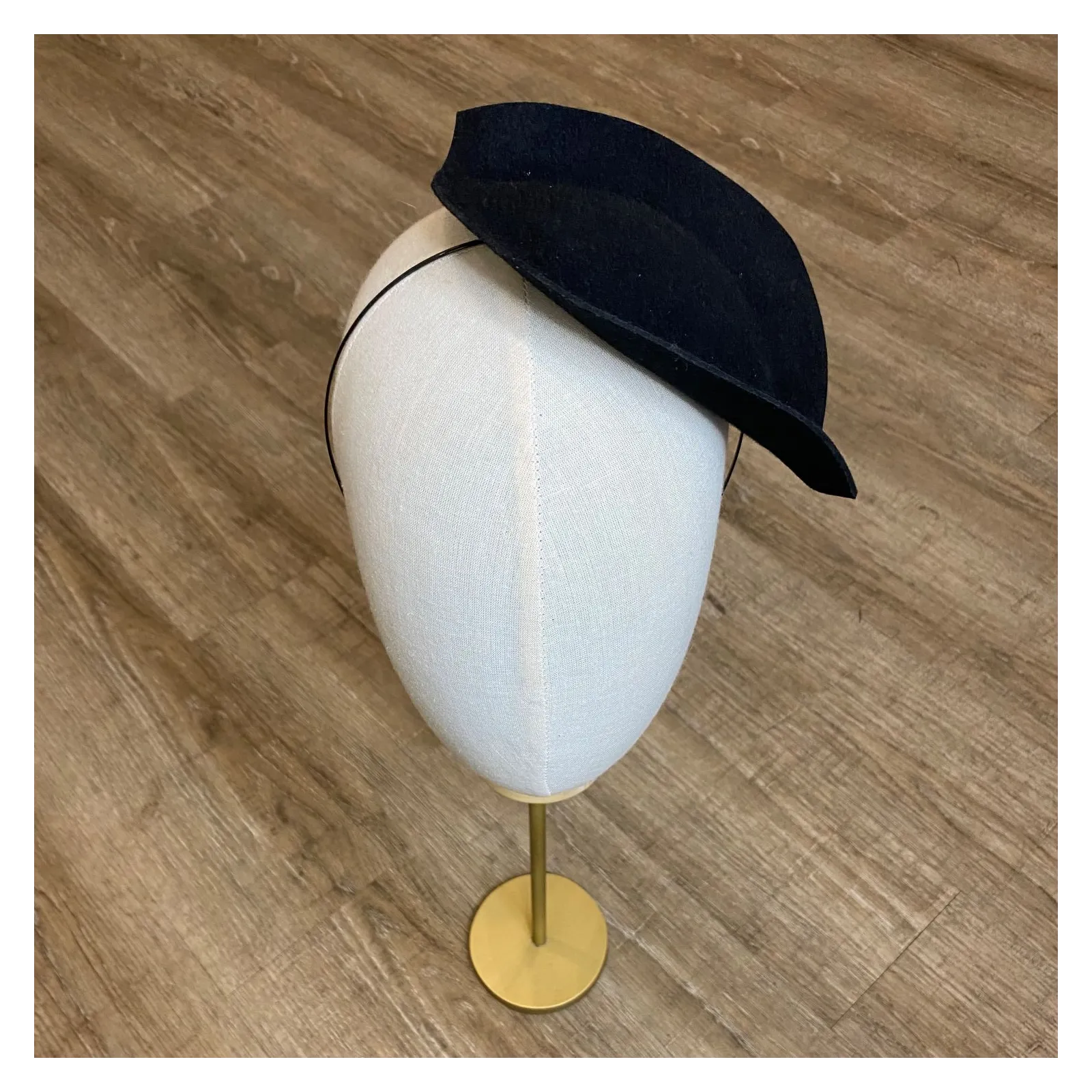 Czarny fascynator o oryginalnym kształcie liścia