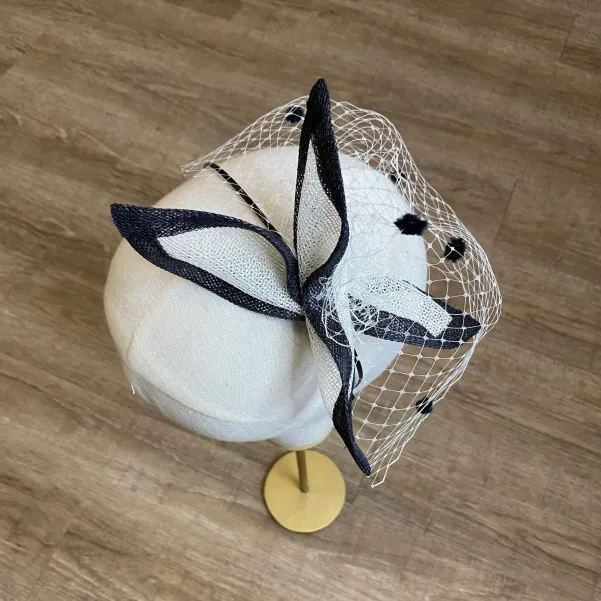 Czarno-biała ozdoba do włosów na opasce.