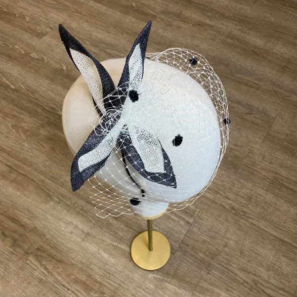 Czarno-biała ozdoba do włosów na opasce.