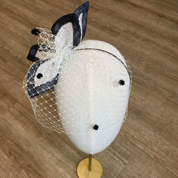 Czarno-biała ozdoba do włosów na opasce.