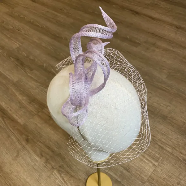 Liliowy ekstrawagancki stroik do włosów.