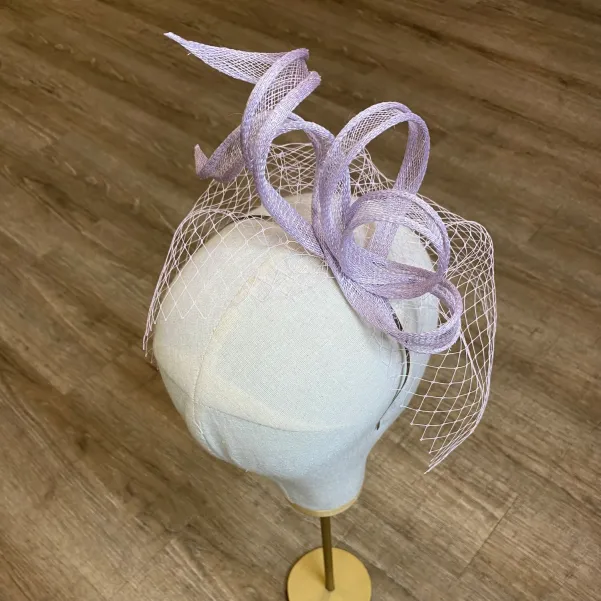 Liliowy ekstrawagancki stroik do włosów.