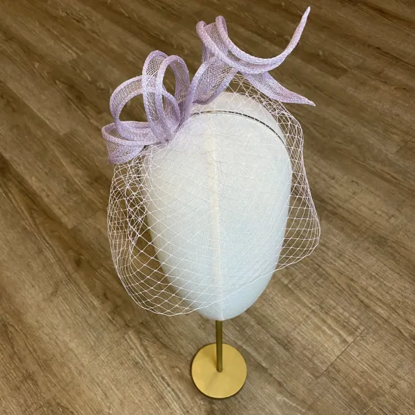 Liliowy ekstrawagancki stroik do włosów.