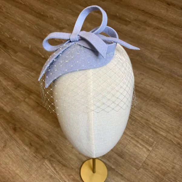 Niebieski filcowy stroik do włosów z niewielką woalką.