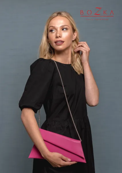 Kopertówka damska skórzana w kolorze fuksji.