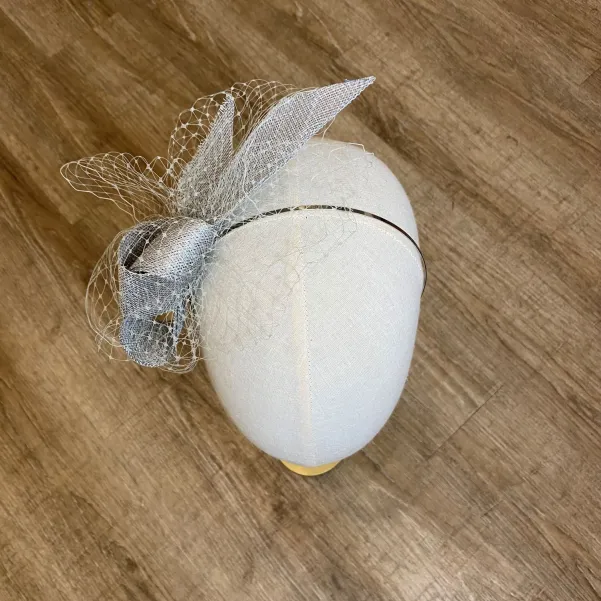 Ozdoba do włosów kokarda z supłem i z woalką.