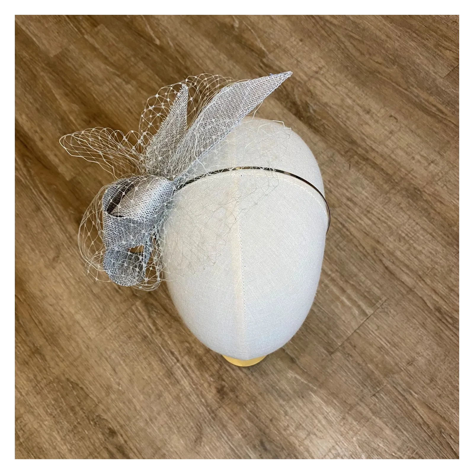 Ozdoba do włosów kokarda z supłem i z woalką.