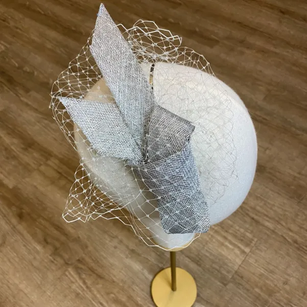 Ozdoba do włosów kokarda z supłem i z woalką.