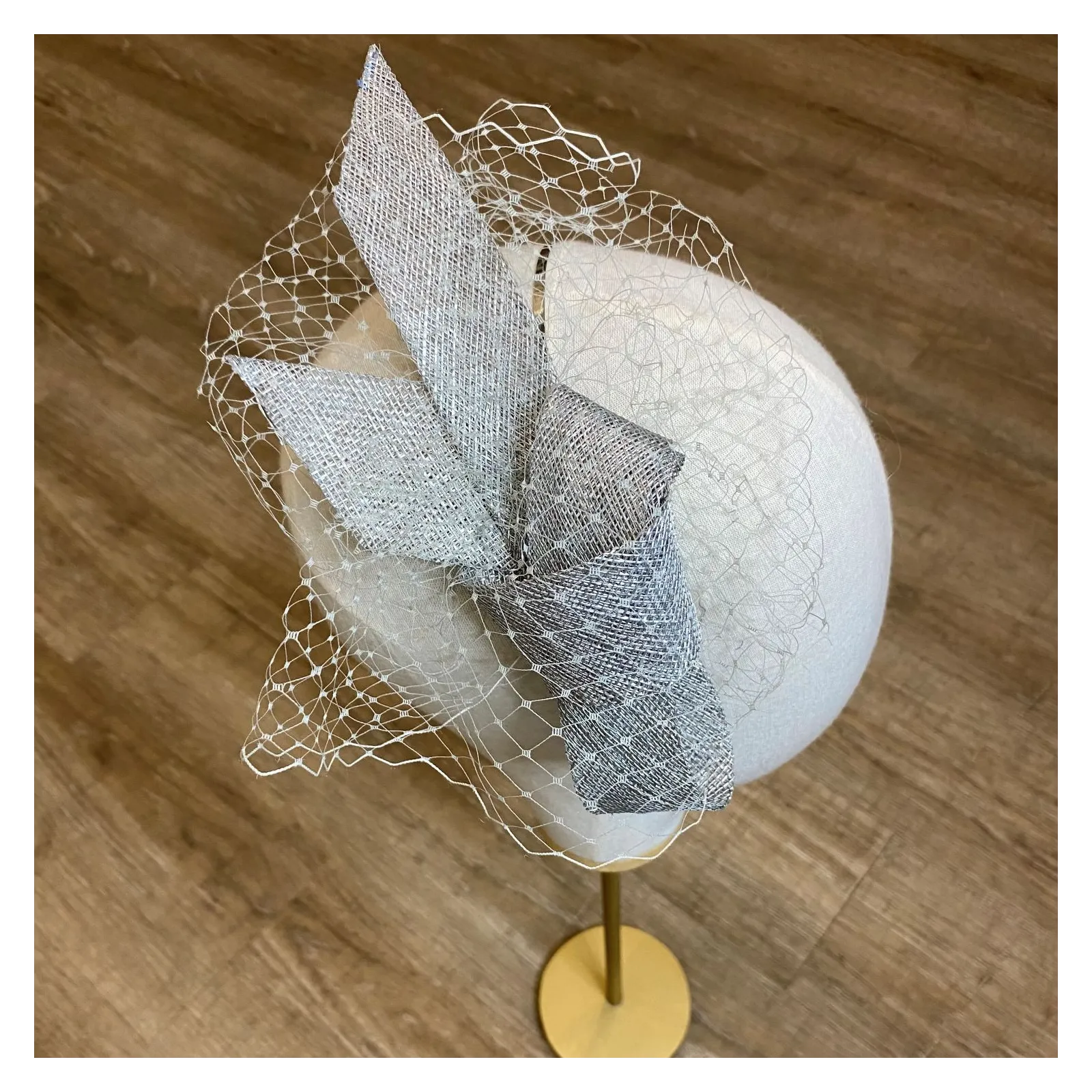 Ozdoba do włosów kokarda z supłem i z woalką.