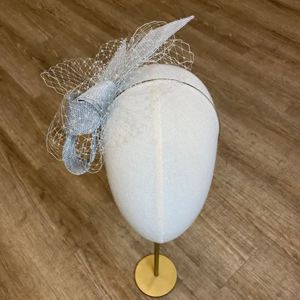 Ozdoba do włosów kokarda z supłem i z woalką.