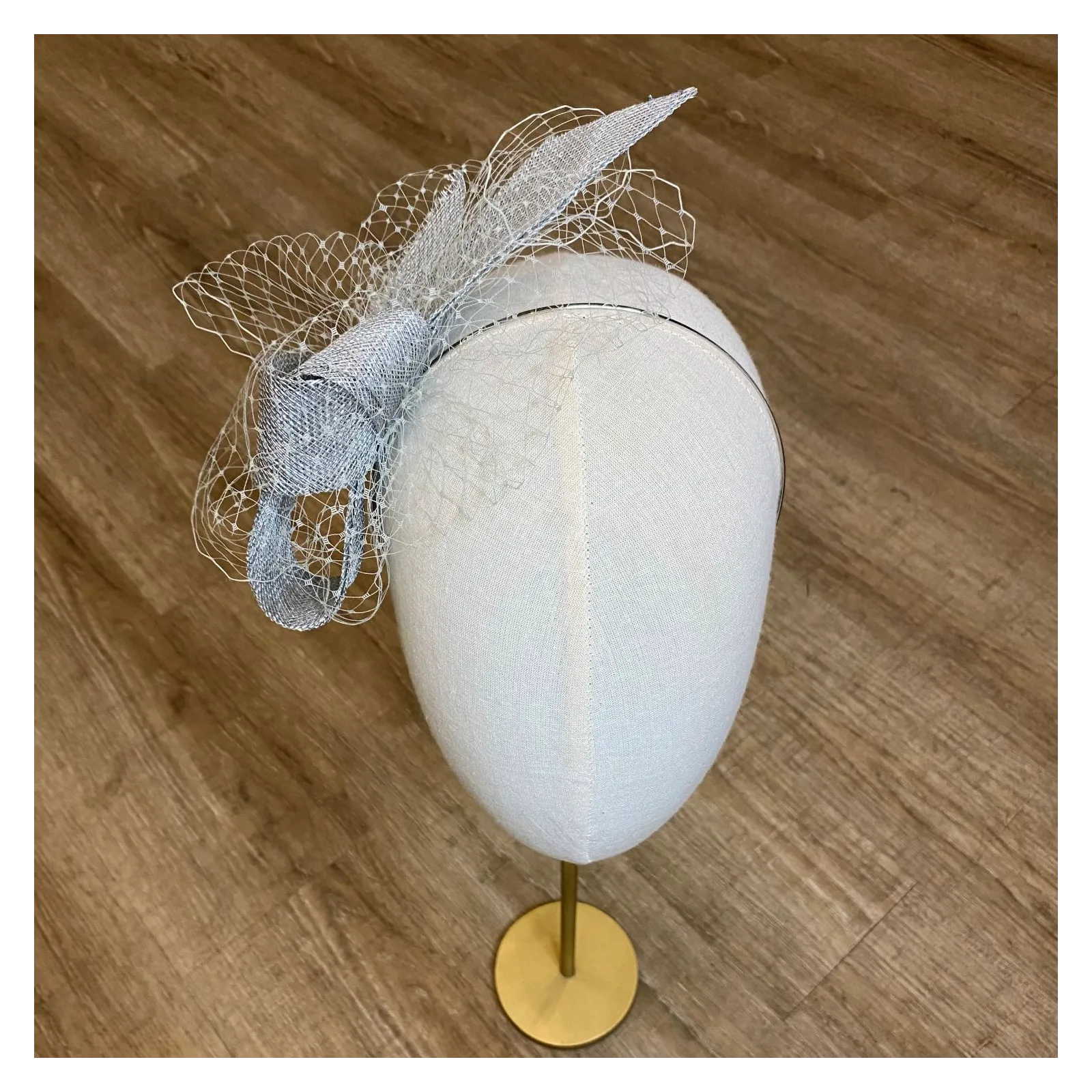 Ozdoba do włosów kokarda z supłem i z woalką.