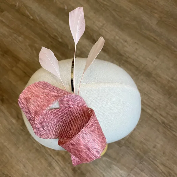 Ozdobna opaska do włosów na wesele różowa z piórkami.