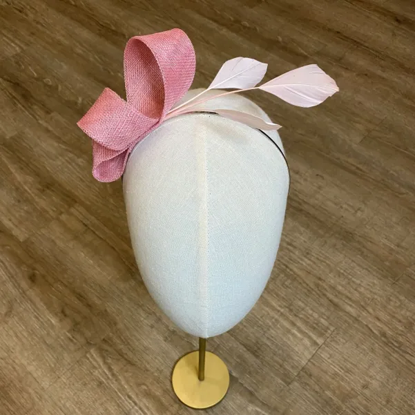 Ozdobna opaska do włosów na wesele różowa z piórkami.