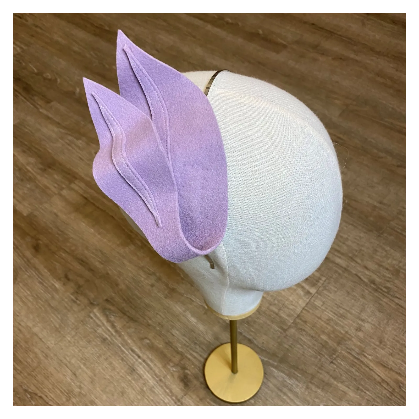 Nowoczesny stroik do włosów na wesele lila róż.