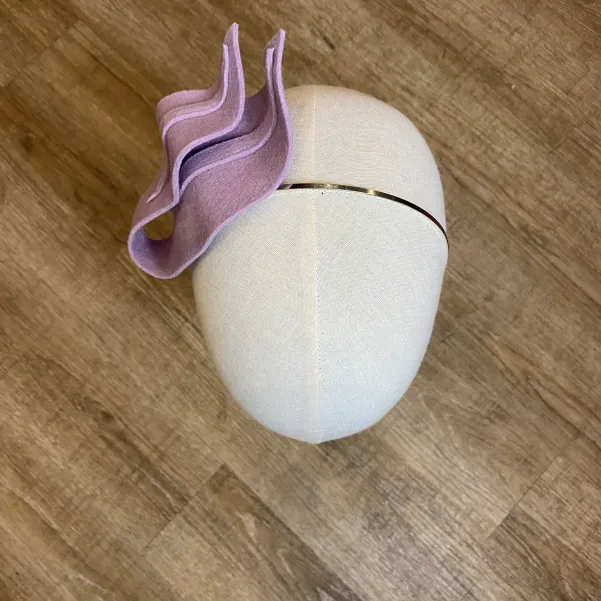 Nowoczesny stroik do włosów na wesele lila róż.