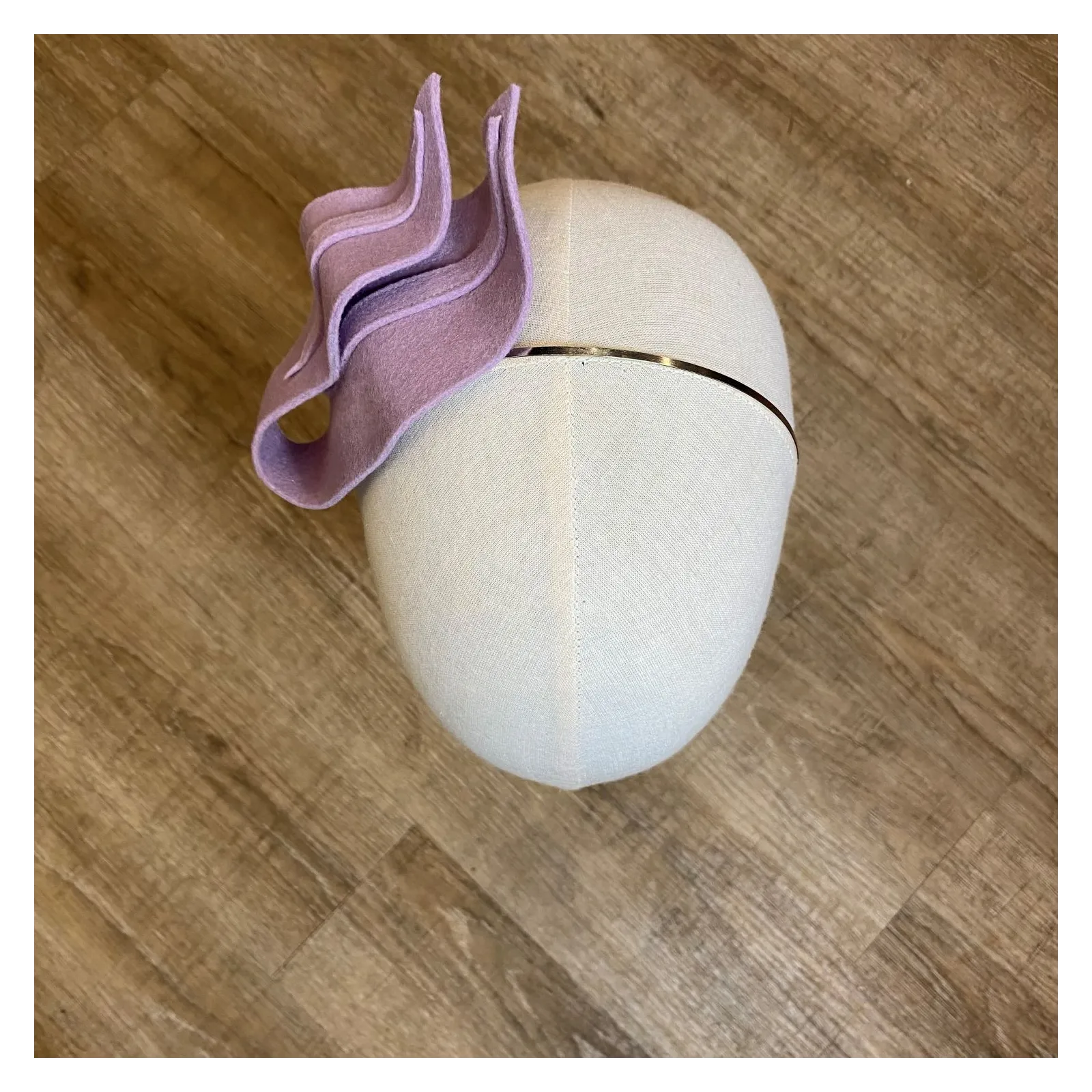 Nowoczesny stroik do włosów na wesele lila róż.