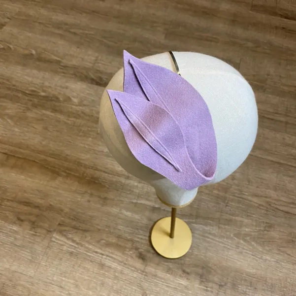 Nowoczesny stroik do włosów na wesele lila róż.