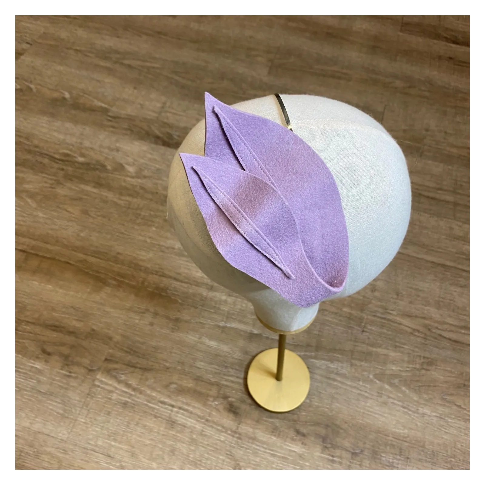 Nowoczesny stroik do włosów na wesele lila róż.