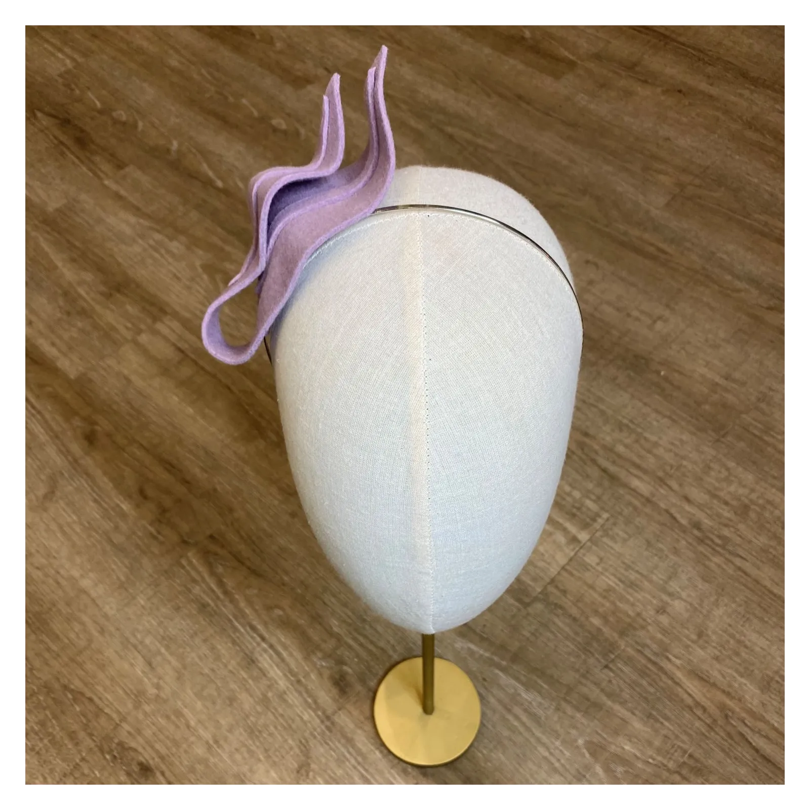 Nowoczesny stroik do włosów na wesele lila róż.