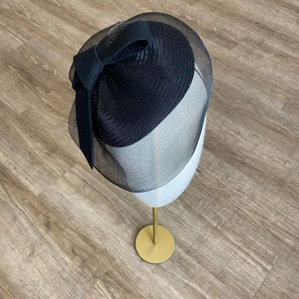 Skromny czarny toczek z "siateczką" na oczy i zdobieniem.