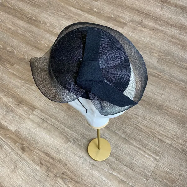 Skromny czarny toczek z "siateczką" na oczy i zdobieniem.