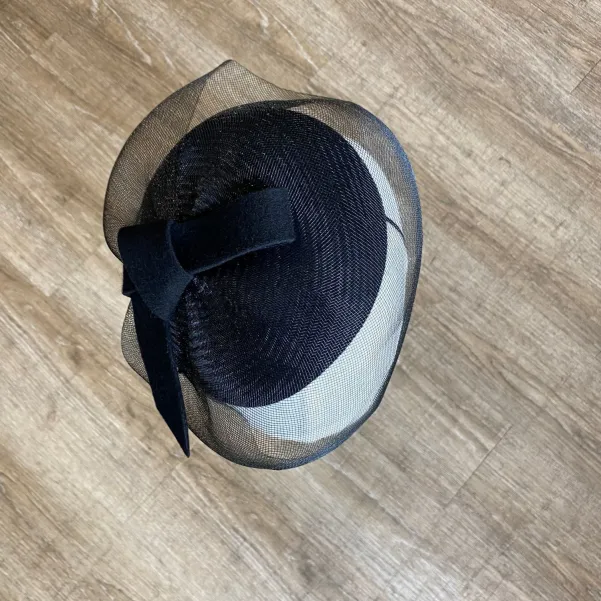 Skromny czarny toczek z "siateczką" na oczy i zdobieniem.