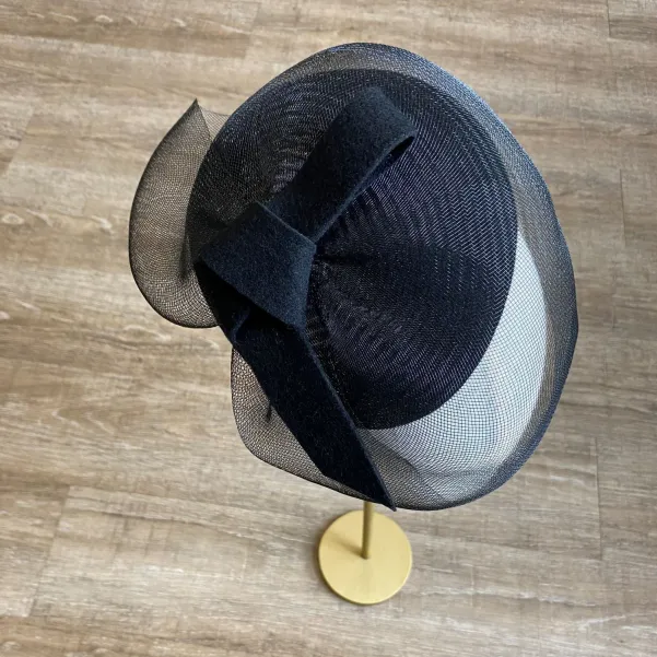 Skromny czarny toczek z "siateczką" na oczy i zdobieniem.