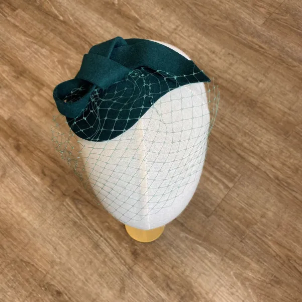 Zielona butelkowa ozdoba do włosów z woalką.