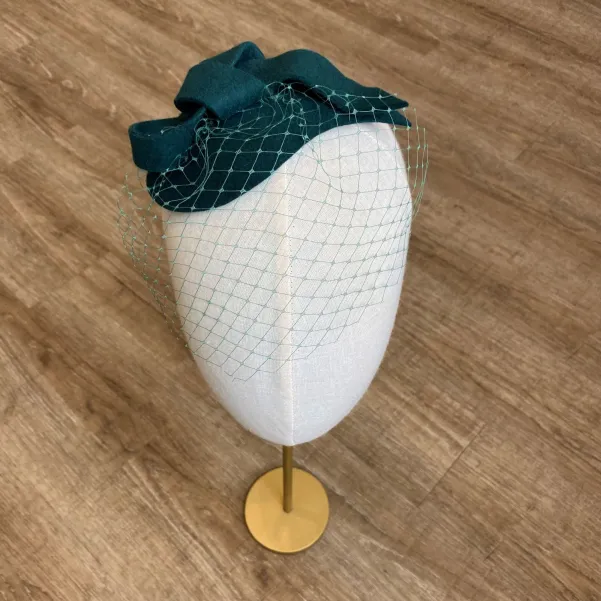 Zielona butelkowa ozdoba do włosów z woalką.