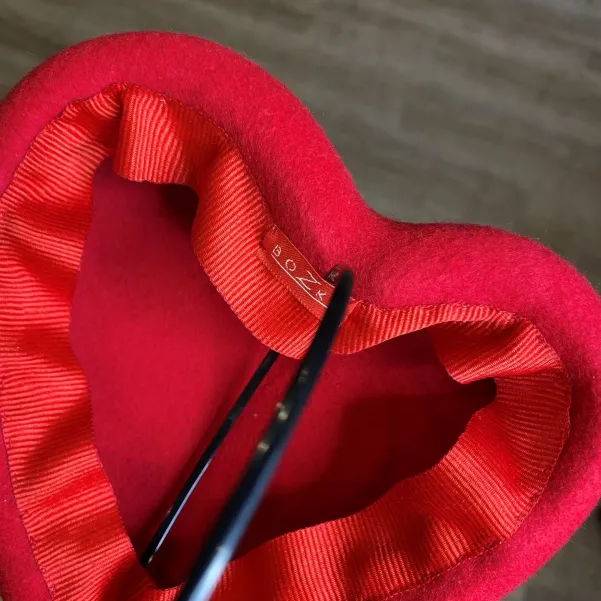 Czerwony toczek w kształcie serca.