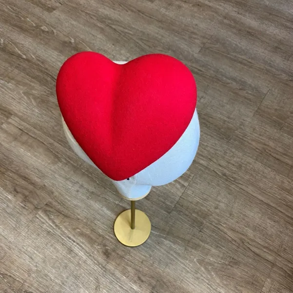 Czerwony toczek w kształcie serca.